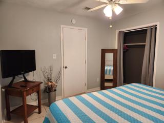 2BR King, Dog Friendly, Private Fenced Yard, Turf, Grill, Near Beaches - 5