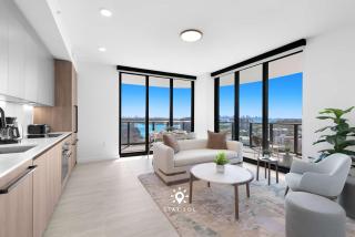 Chic 2BR Apartment Gym & Balcony Views - 7