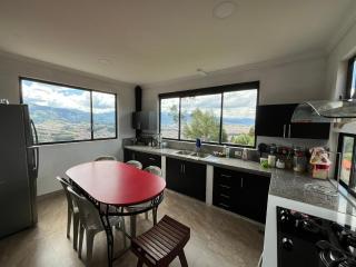 Casa con Vista Única a 10 minutos de Cuenca - 2