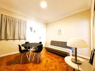 Apartamento com Dois Quartos na Orla de Copacabana - 7