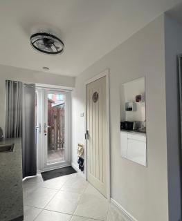 Sheffield Modern Studio with Free Charging - 8