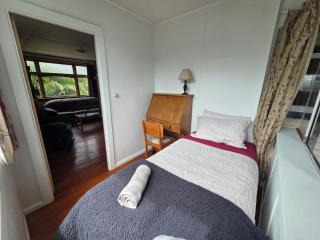 Basic Kiwi Beach Cottage! - 5