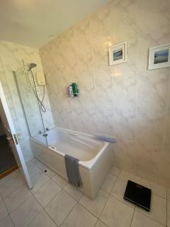 Spacious 5 bed Killarney home with free parking - 4