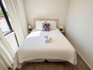 Brand New Luxury 3 Bed 3 Bath Haven 8 Min to CBD - 4