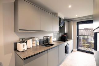 1 Bed Apartment 2 Min Walk to LRI Balcony - 9