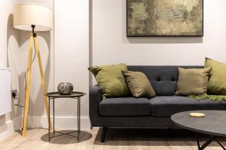 1 Bed Apartment 2 Min Walk to LRI Balcony - 2