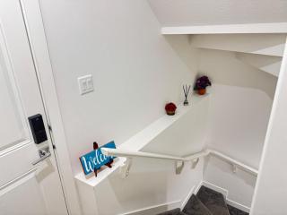 Stylish and Cozy 2-Bedroom Guest Suite in West Edmonton - 5