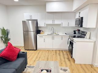 Stylish and Cozy 2-Bedroom Guest Suite in West Edmonton - 3