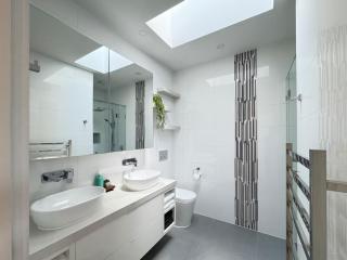 Regent House - Luxury 4BR Richmond Family Home - 1