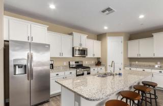 Vibrant Room with City Views in Shared Apartment - 5