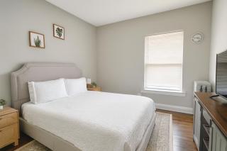 Charming 2BR Near Cafes, Park & CTA - 1