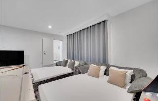 Modern Retreat in the Heart of Hollywood - 3