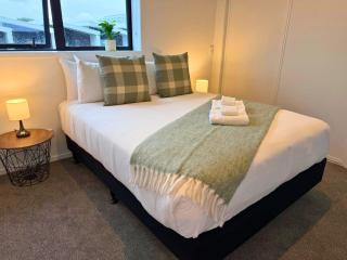 Bright 2BR Townhouse Near the Te Kaha Stadium - 1