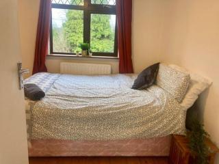 Leixlip 4-Bed Home Sleeps 6 Ideal for Groups - 1