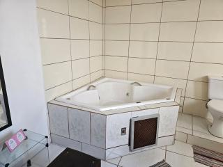 Casa com Banheira de Hidromassagem - 2
