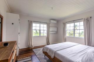 Emmanuel's ocean view cottage with private yard - 8