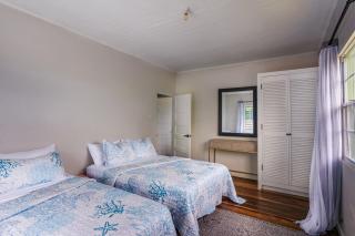 Emmanuel's ocean view cottage with private yard - 4