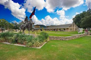 The Noble House Near Magnolia & Baylor W Pool - 9