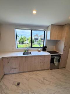 Contemporary 2BR Stay Near Te Kaha - 4