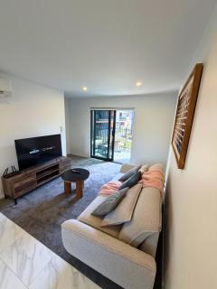 Contemporary 2BR Stay Near Te Kaha - 1