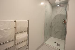 Fresh 1 Bedroom Apartment Close to Te Kaha Stadium - 9