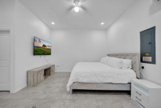 Lehigh Oasis Private Studio with King Bed - 9