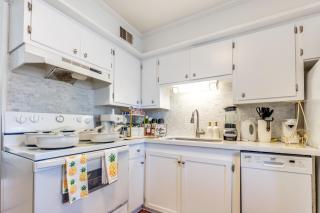 The Homestead Luxury Cozy 2BR Apartment in Nacogdoches Near SFA University and Downtown Pet Friendly Business Ready Extended Stays Welcome with Self Check In High Speed WiFi Full Kitchen In Unit Laundry Private Parking and Quiet Comfort - 7