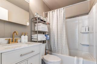 The Homestead Luxury Cozy 2BR Apartment in Nacogdoches Near SFA University and Downtown Pet Friendly Business Ready Extended Stays Welcome with Self Check In High Speed WiFi Full Kitchen In Unit Laundry Private Parking and Quiet Comfort - 2
