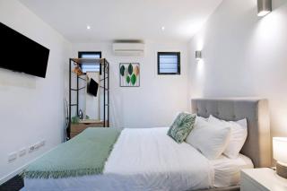 Kelvin Grove Corner Near QUT Campus Dining and CBD - 9