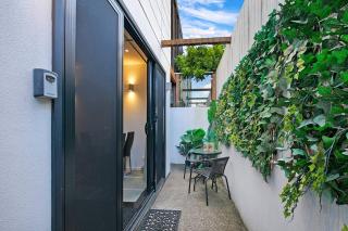 Kelvin Grove Corner Near QUT Campus Dining and CBD - 7