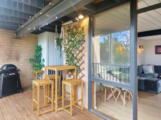 The Hideaway - Lake Views I Ski & Bike Storage I Central Jindabyne I Free WiFi I BBQ I Parking - 4