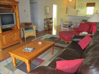 Waterway View 2BR • First-Floor Balcony • Pools • Dock Access • Carolina Keyes 1203 - 4