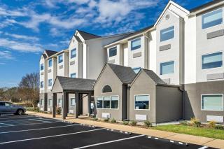 Days Inn & Suites by Wyndham Brandon Amphitheater - 3