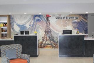 La Quinta Inn and Suites by Wyndham Paris - 4