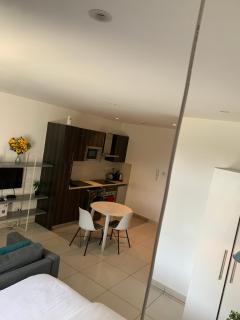 Premium Studio Luxury Apartments at The Embassy Garderns - 8