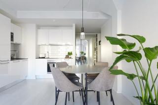 Modern 2BR Apartment with Garage & Sauna - 5