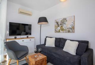 Cozy Jacuzzi Apartment in Rethymno Pool, Bar & Gym - 3