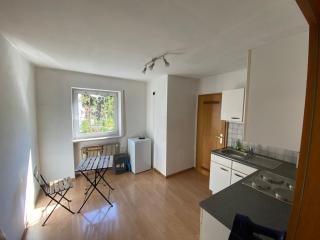 Budgetwohnung mit 8 Einzelbetten - Küche und Parkplatz - zentrale Lage - 0