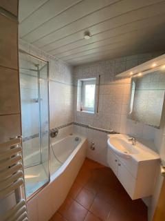 Budgetwohnung mit 8 Einzelbetten - Küche und Parkplatz - zentrale Lage - 1