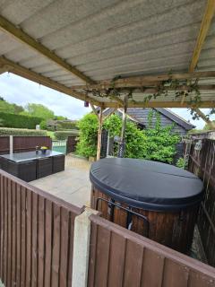 Oak Cottage with private log fired hot tub - 5