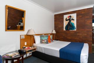 Country Pathfinder Motor Inn - 2