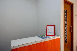 RedDoorz near GOR UNY - 3