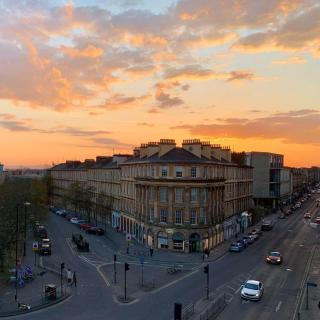 Warm upgraded top-floor flat in Finnieston - 2