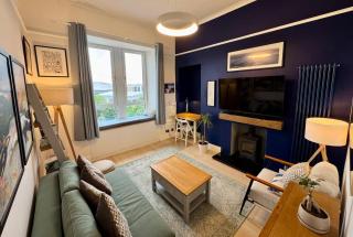 Warm upgraded top-floor flat in Finnieston - 0