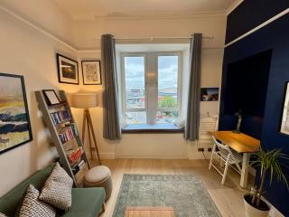Warm upgraded top-floor flat in Finnieston - 1