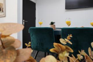 2BR Apt By Homesy Short Lets & Serviced Accommodation Cardiff Near City Centre - 5