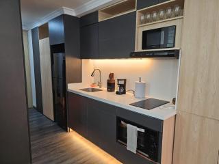 Moderno Loft North Point Studios 2 - 4