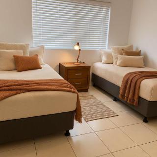 Grand Riverside Retreat in Annandale & Pet Friendly Space for All in Townsville - 6