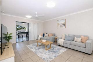 Modern West End Apartment in Townsville with Pool & Parking - 8