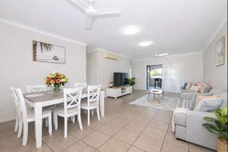Modern West End Apartment in Townsville with Pool & Parking - 9